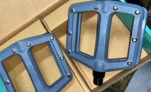 PEDAL XANDER DH MTB CON TORNILLO D/RESINA GRIS